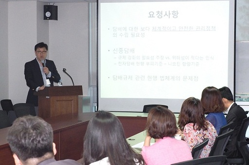 이성규 한국보건의료연구원 연구위원이 8일 국회의원회관에서 신종담배의 유해성에 대해 설명하고 있다. 