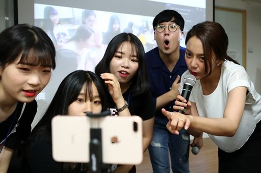 지난 8월 경기도 성남시 판교 경기문화창조허브에서 열린 G-START Z 청소년 스타트업 캠프에서 참가 학생들이 아프리카 TV BJ 강은비(오른쪽) 등과 함께 방송 체험을 하고 있다.