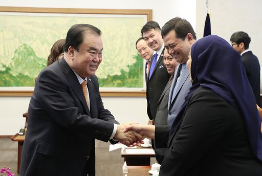 문희상 국회의장은 20일(화) 오후 의장접견실에서 동남아 국가연합인 아세안(ASEAN·Association of South-East Asian Nations) 10개국 주한대사들의 예방을 받았다.