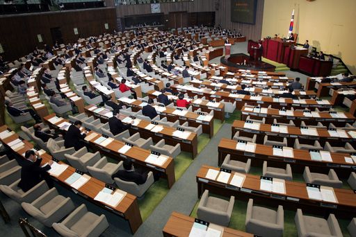 지난 2004년 7월 대정부질문이 진행되고 있는 국회 본회의장의 모습. 의원들 책상에 의석단말기 대신 각종 문서가 쌓여있다.
