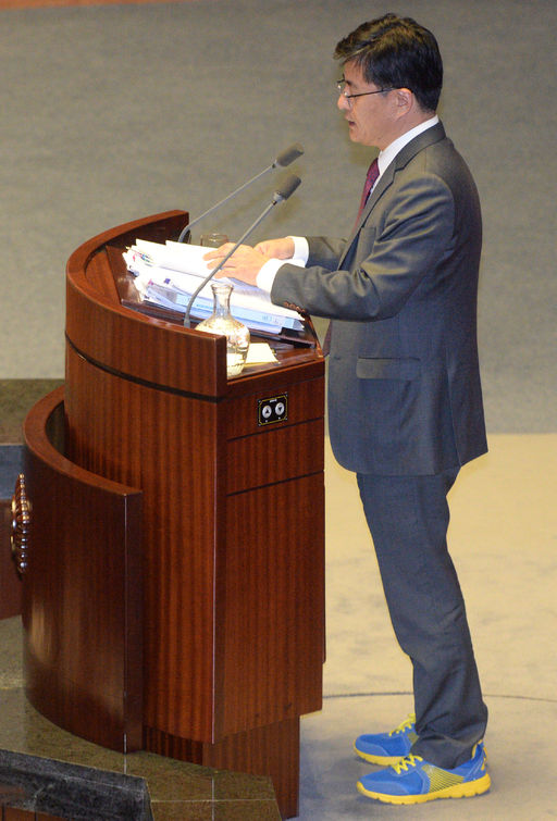 박원석 정의당 의원이 24일 오후 서울 여의도 국회 본회의장에서 야당의 필리버스터(합법적 의사진행방해) 무제한 토론을 하고 있다. 운동화 차림