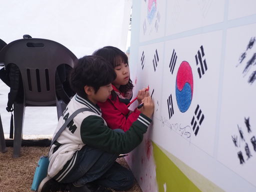 국회 개방행사를 찾은 아이들이 임시의정원 태극기를 직접 색칠하고 있다.