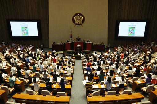  ‘대한민국어린이국회’ 행사가 12일 여의도 국회 본회의장에서 열린 가운데 어린이 국회의원들이 선서를 하고 있다
