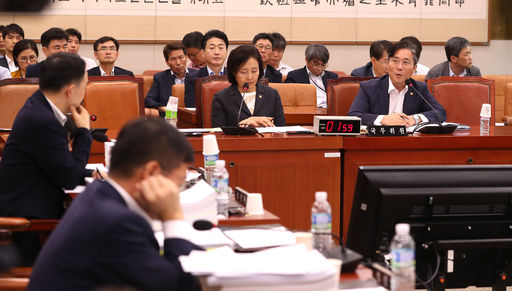 성윤모 산업통상자원부 장관이 31일 오후 서울 여의도 국회에서 열린 법제사법위원회 전체회의에서 의원들의 질의에 답하고 있다.(사진=뉴스1)