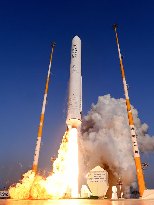 한국 기술로 개발한 75t 액체로켓 엔진을 장착한 누리호 시험발사체가 11월 28일 오후 전남 고흥군 나로우주센터에서 비행하고 있다. 한국과학기술원 인공위성연구소가 개발 중인 차세대소형위성 2호는 2022년 발사하는 것으로 최근 확정됐다.(사진=뉴시스)