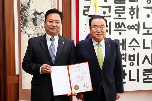 문희상(오른쪽) 국회의장이 