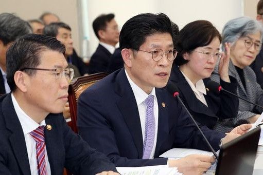 노형욱(왼쪽에서 두 번째) 국무조정실장이 20일(목) 국회 정무위원회 전체회의에서 의원 질의에 답변하고 있다.(사진=뉴스1)