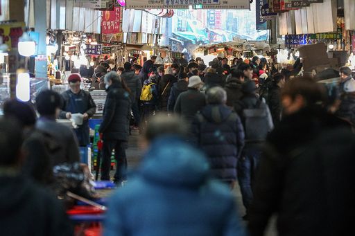 지난 16일(일) 서울 종로구 광장시장이 시민들과 외국인 관광객들로 붐비고 있는 모습.(사진=뉴스1)