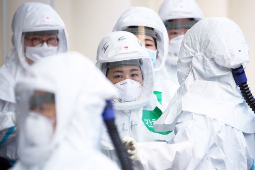 31일 대구 계명대학교 동산병원에서 방호복을 착용한 의료진이 코로나19 치료 근무교대를 위해 병동으로 향하고 있다.(사진=뉴시스)