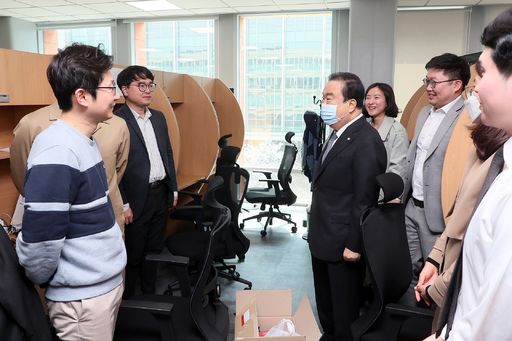 7일(화) 신문의 날을 기념해 국회 소통관을 방문한 문희상 국회의장이 기자들과 이야기를 주고 받고 있다.