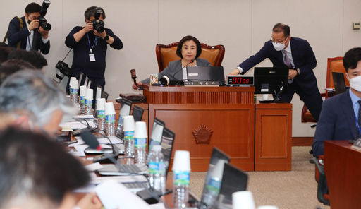 박순자 국회 국토교통위원회 위원장이 8일 서울 여의도 국회에서 열린 전체회의에 참석해 법안을 처리하고 있다. 