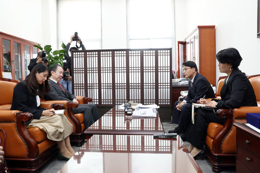 
문희상(오른쪽) 국회의장이 14일(금) 오후 의장집무실에서 도미타 코지 신임 주한일본대사의 예방을 받고 반갑게 악수하고 있다.
 
 

