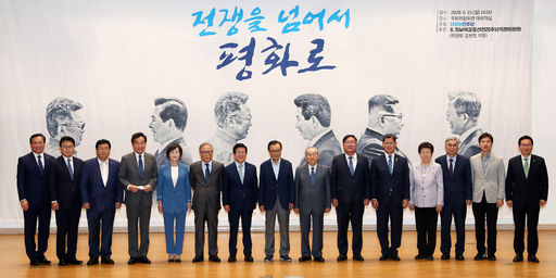 박병석 국회의장이 15일(월) 국회의원회관 대회의실에서 열린 6·15 공동선언 20주년 더불어민주당 기념행사에 참석해 기념사를 하고 있다.(사진=국회사무처 사진팀)