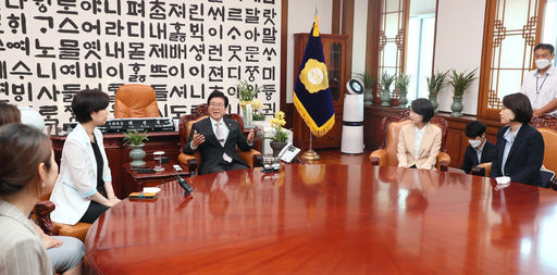 박병석 국회의장은 22일(월) 의장집무실에서 백혜련 의원 등 더불어민주당 여성 의원들을 만나