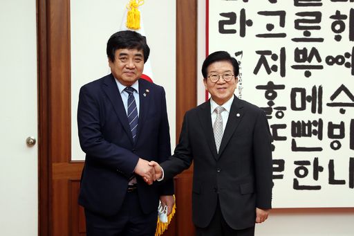 박병석 국회의장은 22일(월) 의장집무실을 예방한 한상혁 방송통신위원장과