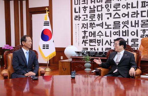 박병석 국회의장이 22일(월) 의장집무실을 예방한 최문순 강원도지사와 면담을 했다