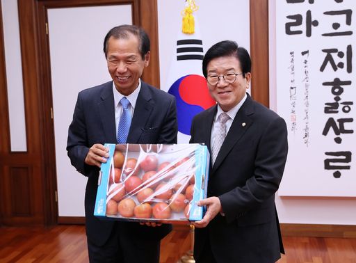 박병석 국회의장이 22일(월) 의장집무실에서 최문순 강원도지사와 함께 강원도에서 온라인 특판행사중인 찰토마토를 들고 기념촬영을 하고 있다.
