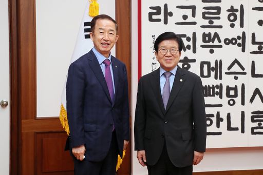 박병석 국회의장은 23일(화) 의장집무실에서 김사열 국가균형발전위원장의 예방을 받았다