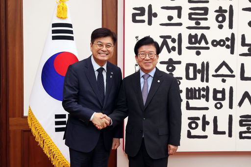 박병석 국회의장은 23일(화) 의장집무실에서 이춘희 세종시장의