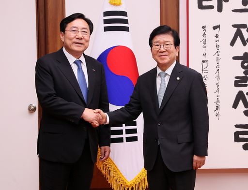 박병석 국회의장은 25일(목) 의장집무실에서 김기문 중소기업중앙회 회장의 예방을 받고