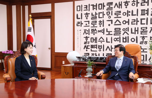 박병석(오른쪽) 국회의장이 