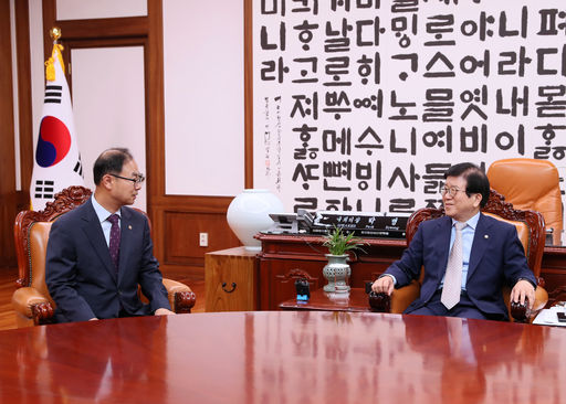 박병석(왼쪽) 국회의장이 13일(월) 의장집무실에서 박영수 중앙선거관리위원회 사무총장의 예방을 받고 기념사진을 찍고 있다.(사진=국회사무처 사진팀)