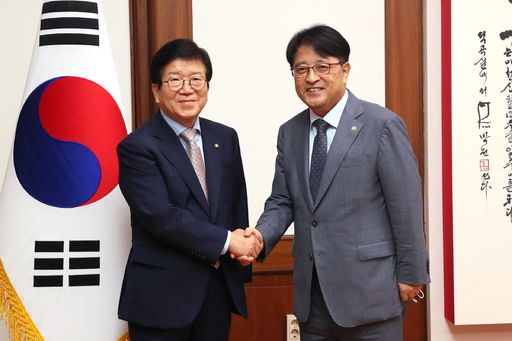 박병석 국회의장은 13일(월) 의장집무실을 예방한 이승환 민주평화통일자문회의(민주평통) 사무처장을 만나