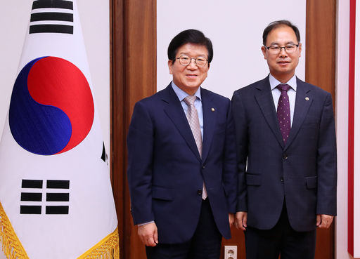 박병석 국회의장은 13일(월) 의장집무실에서 박영수 중앙선거관리위원회 사무총장의 예방을 받고 면담을 했다.
