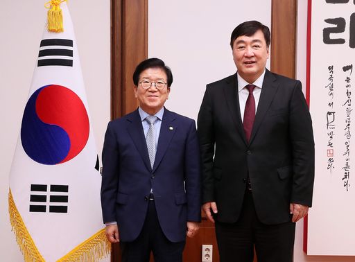 박병석 국회의장은 15일(수) 의장집무실을 예방한 싱하이밍 주한중국대사를 만나