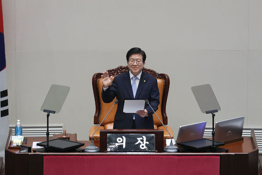 박병석 국회의장이 16일(목) 제380회국회(임시회) 제1차 본회의 개의를 선언하며 의사봉을 두드리고 있다.(사진=뉴시스)
