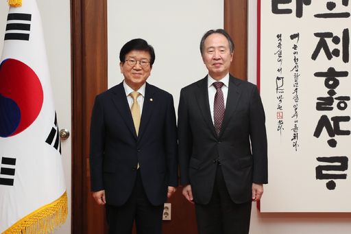 박병석 국회의장은 21일(화) 의장집무실을 예방한 도미타 코지 주한일본대사를 만나