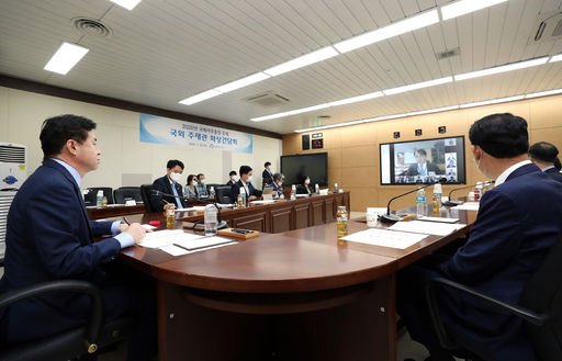 김 사무총장은 이날 오후 국회의사당 본관 지하 1층 종합상황실에서 주재한 국외 주재관 화상간담회