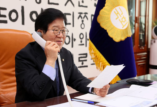 박병석 국회의장은 19일(수) 의장집무실에서 토니 스미스 호주 하원의장과 전화 통화를 하고