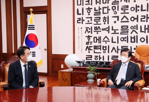 박병석 국회의장은 20일(목) 의장집무실에서 윤종인 개인정보보호위원장의 예방을 받고
