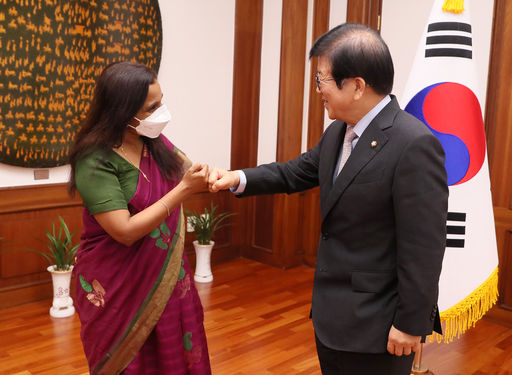 박병석 국회의장은 21일(금) 의장집무실을 예방한 스리프리야 랑가나탄 주한인도대사를 만나