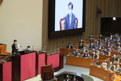 1일(화) 국회 본회의장에서 제382회국회(정기회) 개원식이 진행 중인 가운데 개원사를 하는 박병석 국회의장이 대형 스크린을 통해 보이고 있다.(사진=뉴스1)