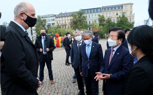 박 의장은 1일 독일 포츠담에서 열린 통일 엑스포에 참석해 디트마르 보이트케 독일 연방 상원의장과 면담을 갖고, 통독 30주년을 축하하며 한반도 평화와 통일 방안에 대해 논의했다.