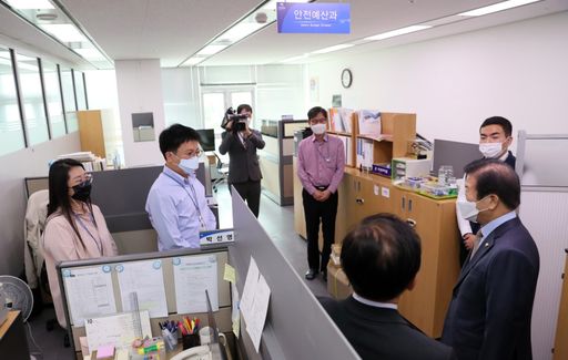 박병석 국회의장은 20일(화) 정부세종청사에 있는 기획재정부 예산실을 깜짝 방문해 안일환 제2차관과 기재부 직원들의 노고를 격려했다.