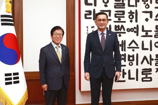 박병석 국회의장은 23일(금) 의장집무실에서 에릭 테오 주한싱가포르대사의 예방을