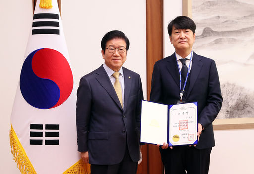 박병석 국회의장이 28일(수) 오전 의장집무실에서 김동훈 법무법인 삼환 대표변호사를 국회공직자윤리위원으로 위촉했다.