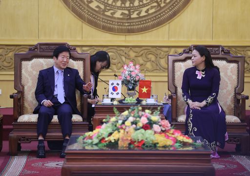 박병석 국회의장은 (현지시간) 1일(일) 오전 베트남 닝빙성 청사에서 응우옌 티 투 하 닝빙성 당서기와 면담을 갖고 첫 공식 일정을 시작했다.