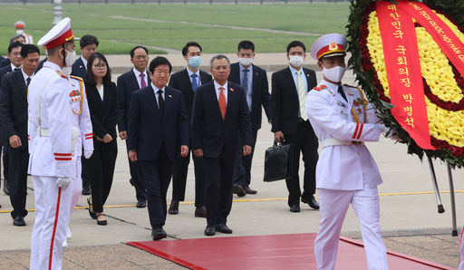 박병석(왼쪽에서 네 번째) 국회의장이 현지시간 2일(월) 오전 베트남 하노이 북부에 위치한 삼성 박닌 공장을 방문해 기념사진을 찍고 있다.(사진=임진완 촬영관)