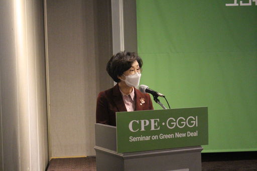 김상희 국회부의장은 3일(화) 오후 서울 여의도 켄싱턴호텔에서 열린 한국아동인구환경의원연맹 그린뉴딜 정책회의에 참석했다.