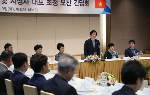 박병석 국회의장이 3일(현지시간) 하노이에 있는 주베트남 한국 대사관에서 베트남 동포 및 기업인 대표들과 오찬 간담회를 하고 있다.(사진=임진완 촬영관)