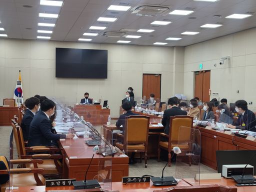 국회 기획재정위원회 조세소위원회(소위원장 고용진)가 11월 12일(수) 회의를 열고 상정된 법률안을 심의하고 있다.