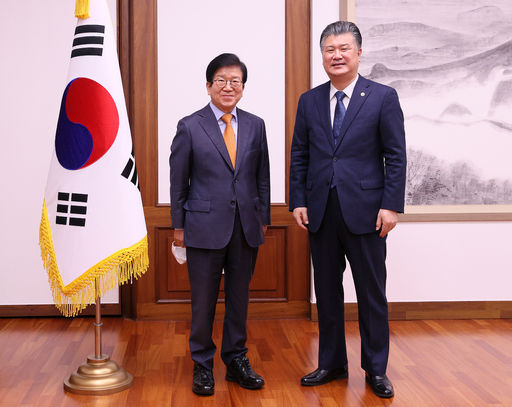 박병석 국회의장은 13일(금) 오전 의장집무실에서 조대엽 대통령직속 정책기획위원장의 예방을 받고