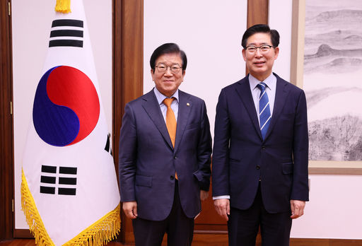 박병석 국회의장은 18일(수) 오전 의장집무실에서 양승조 충청남도지사의 예방을 받고