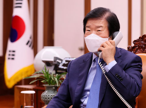 박병석 국회의장이 28일(월) 의장집무실에서 뱌체슬라프 볼로딘 러시아 하원의장과 전화 통화를 하고 있다. (사진=김지범 촬영관)