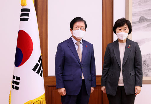 박병석 국회의장은 30일(수) 오전 집무실에서 정영애 신임 여성가족부 장관의 예방을 받고