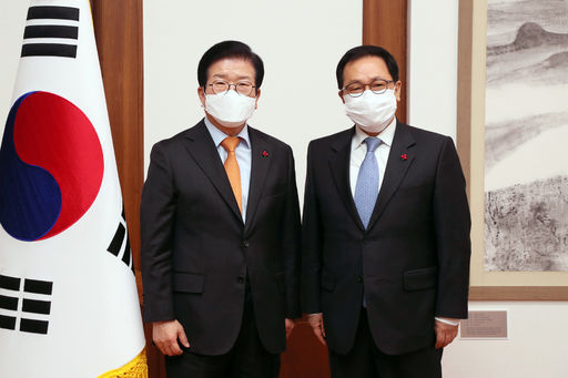 박병석 국회의장은 6일(수) 오후 의장집무실에서 유영민 신임 대통령 비서실장의